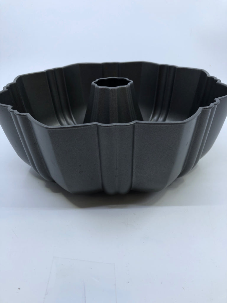 WILTON BUNDT PAN.