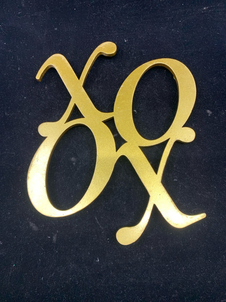 GOLD METAL XOXO TRIVET.