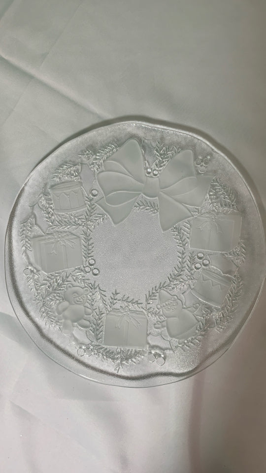 FROSTED EMBOSSED BOW AND TOYS ROUND PLATTER.
