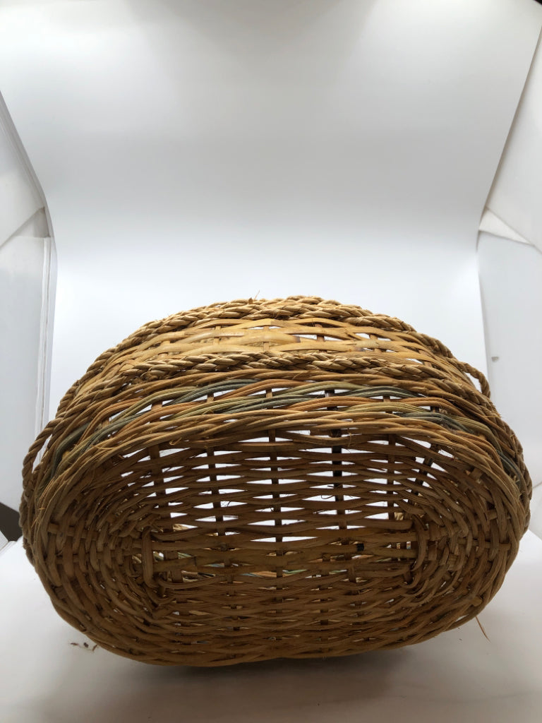 LG WICKER BASKET W/ROPE BRAIDED HANDLE.