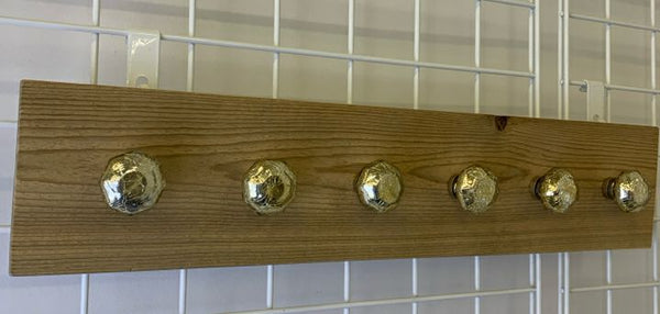 6 GOLDEN KNOB HOOKS ON WOOD PLAQUE WALL HANGING.