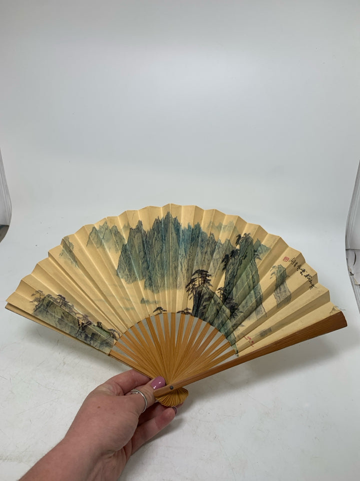 VTG ASIAN STYLE PAPER HAND FAN.
