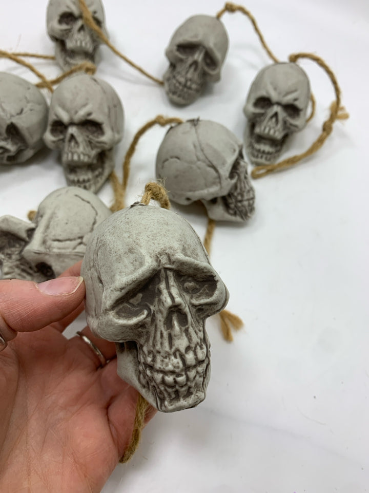 HALLOWEEN SKULL GARLAND W/TWINE ROPE.