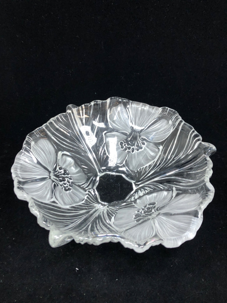 CLEAR GLASS BOWL W/FROSTED/EMBOSSED FLORAL DESIGN.