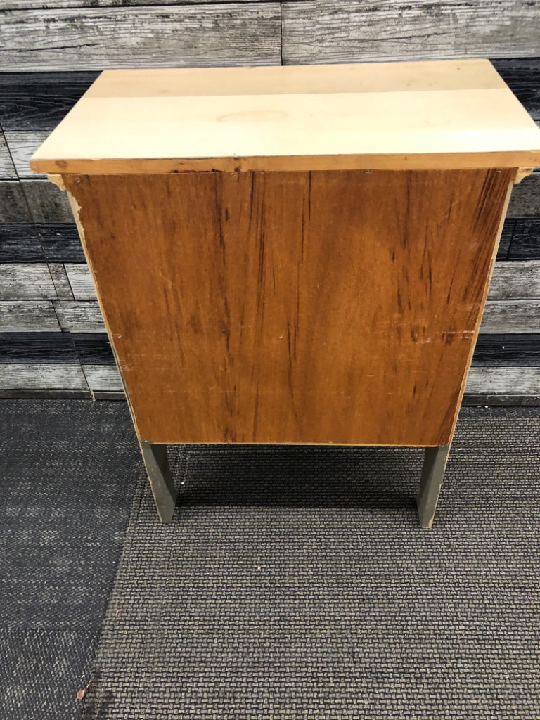 VTG CREAM CABINET W/WOOD LATCH & 2 GRAY SHELVES.