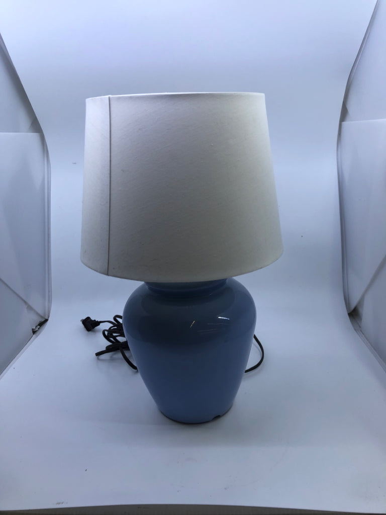 BLUE CERAMIC BASE LAMP W/ WHITE SHADE.