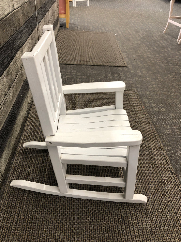 CHILDRENS WHITE WOOD ROCKING CHAIR.