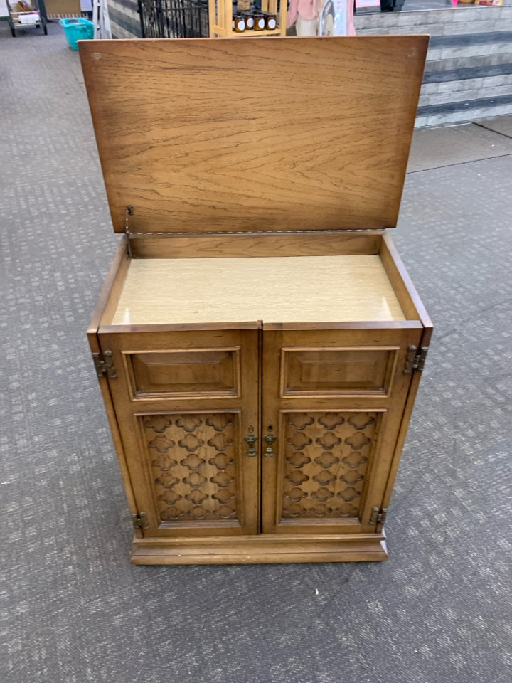 VTG WOOD BAR CABINET W/ W/ LIFT TOP DETAILED DOORS METAL HARD WARE.