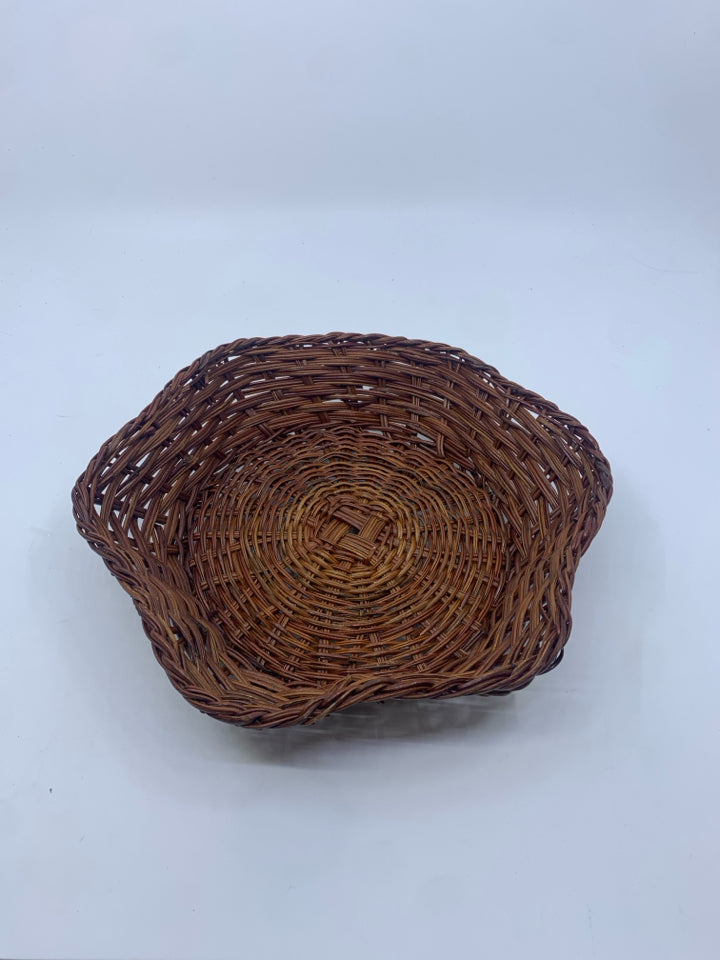 DARK WAVY EDGE WICKER BASKET.