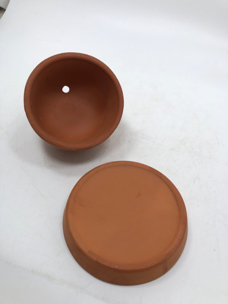 TERRACOTTA GARLIC ROASTER W/BULB HANDLE.