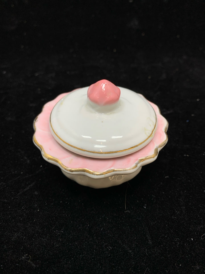 CAKE SHAPED COVERED TRINKET DISH.