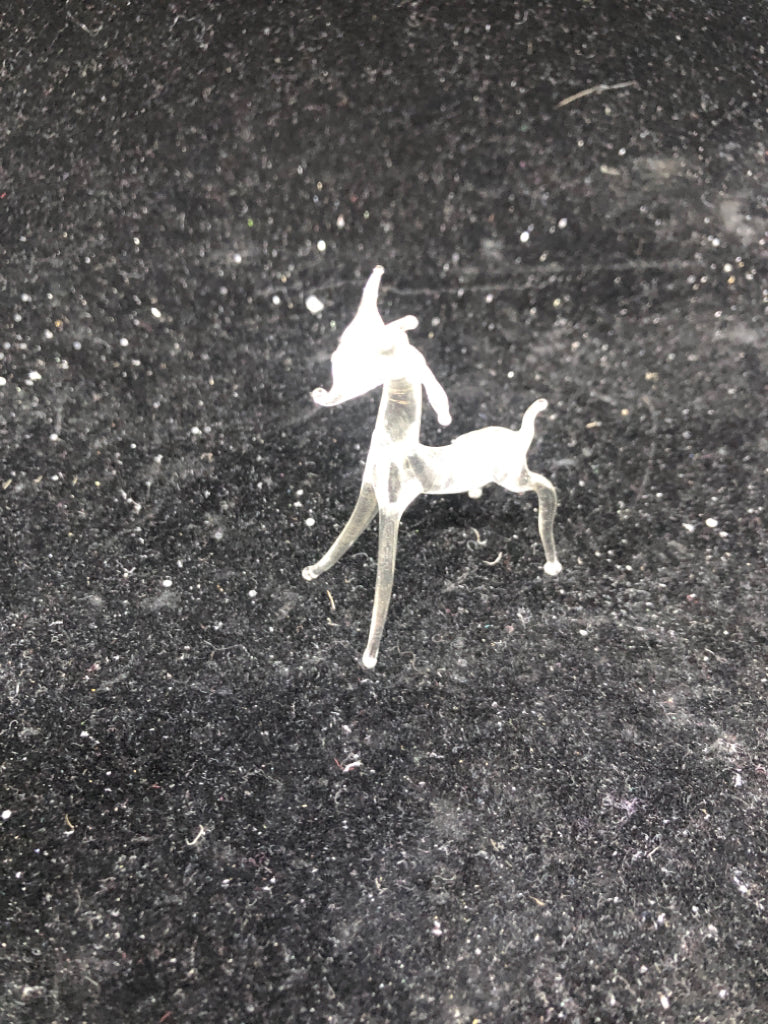 DELICATE GLASS GIRAFFE.