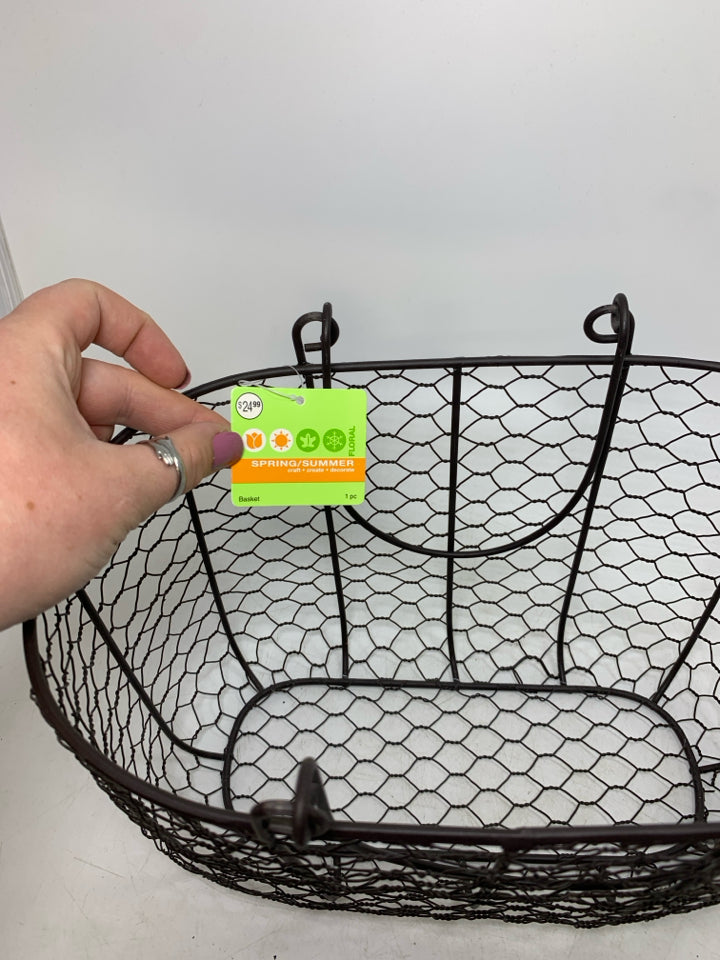 BROWN CHICKEN WIRE PURSE SHAPED BASKET.