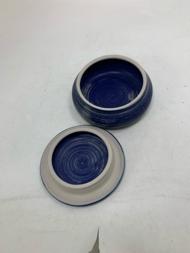 SHORT SWIRL DETAILED COVERED TRINKET DISH.