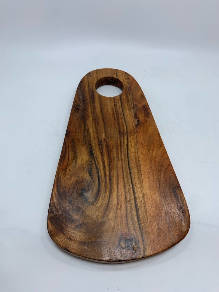 WOOD SERVING BOARD W/HOLE.