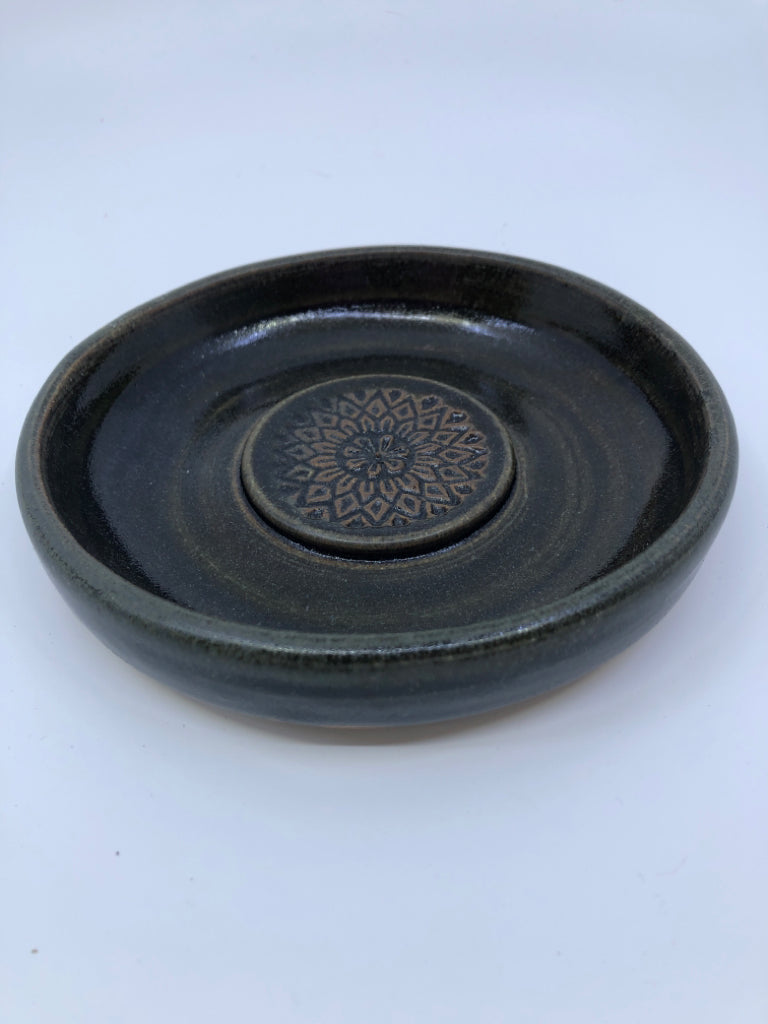 DARK GREEN POTTERY CIRCLE TRINKET DISH.