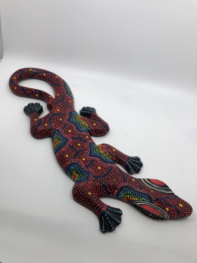 MULTI COLORED WOOD GECKO.