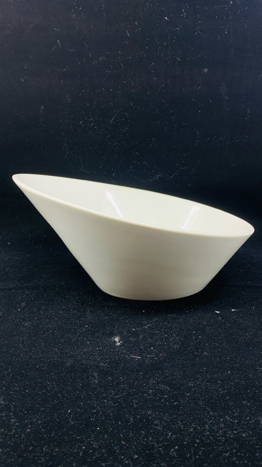 LARGE WHITE SLANTED NOODLE BOWL.