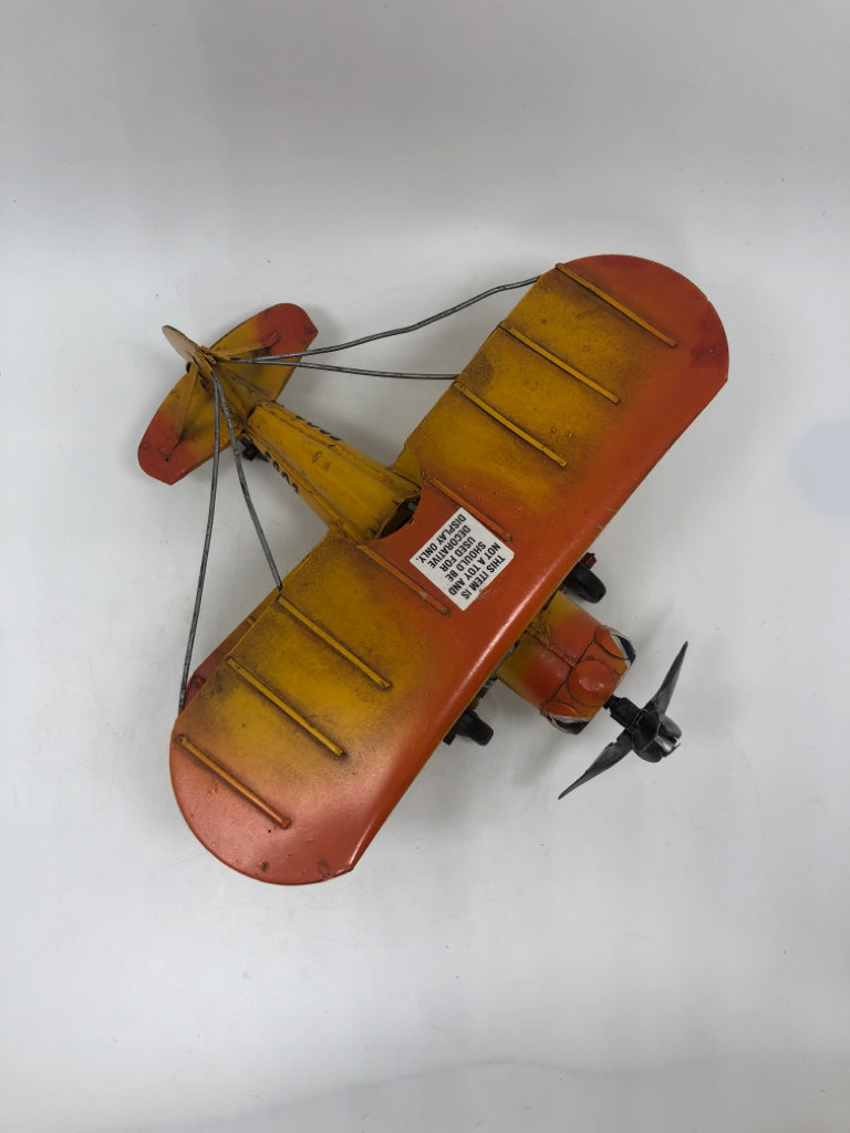 VTG-STYLE YELLOW DECOR PLANE.