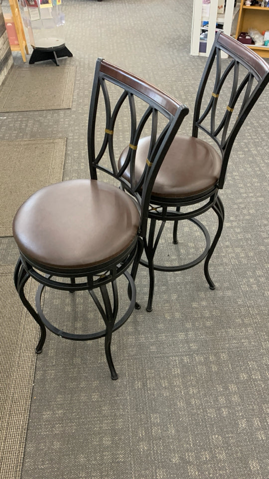 2 METAL BAR STOOLS W/FAUX LEATHER SEATS.