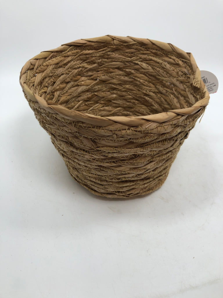 NWT SM WOVEN BASKET.