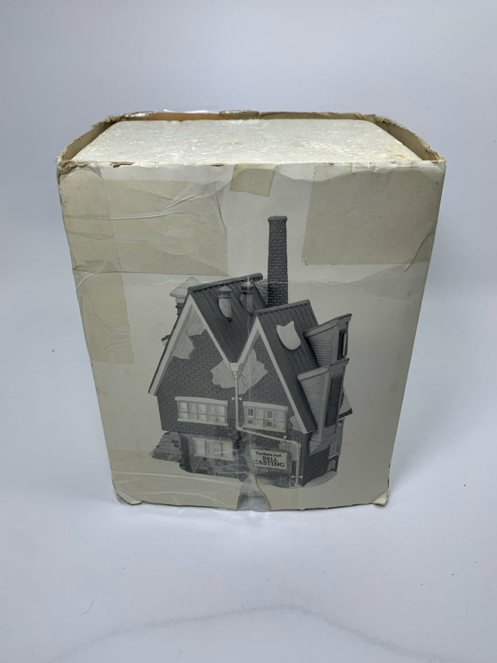 IN BOX HERITAGE VILLAGE DEPT 56 " YANKEE JUD BELL CASTING" LIGHT UP HOUSE.