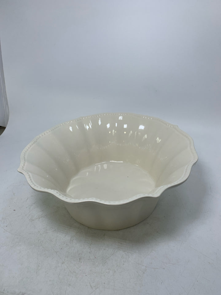 RUFFLED SERVING BOWL W/ BEADED EDGE.