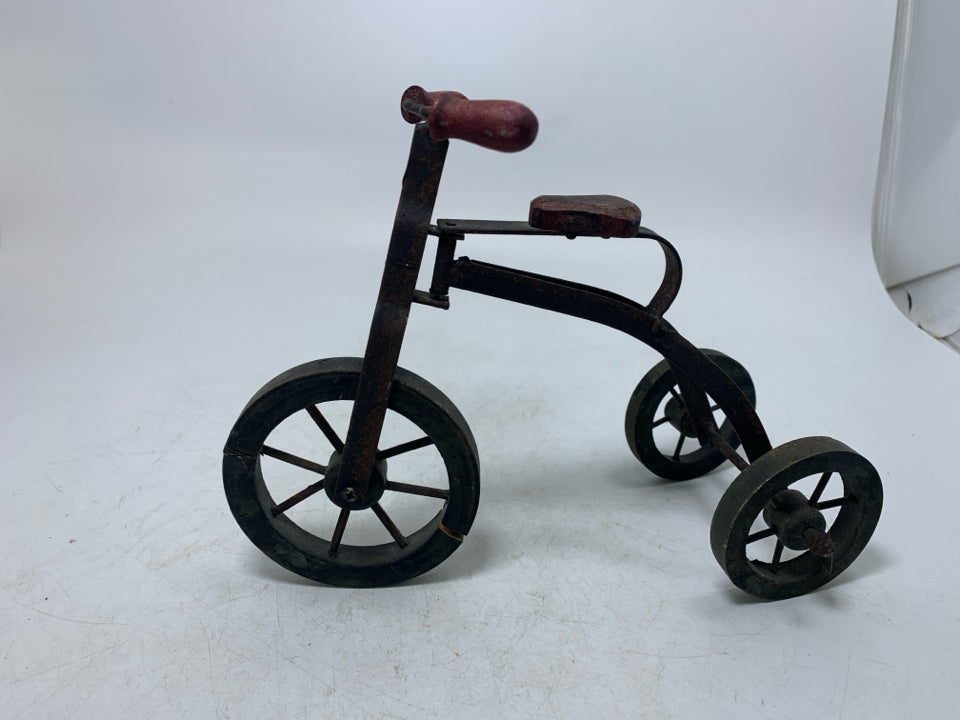 RUSTIC METAL TRICYCLE DECOR.
