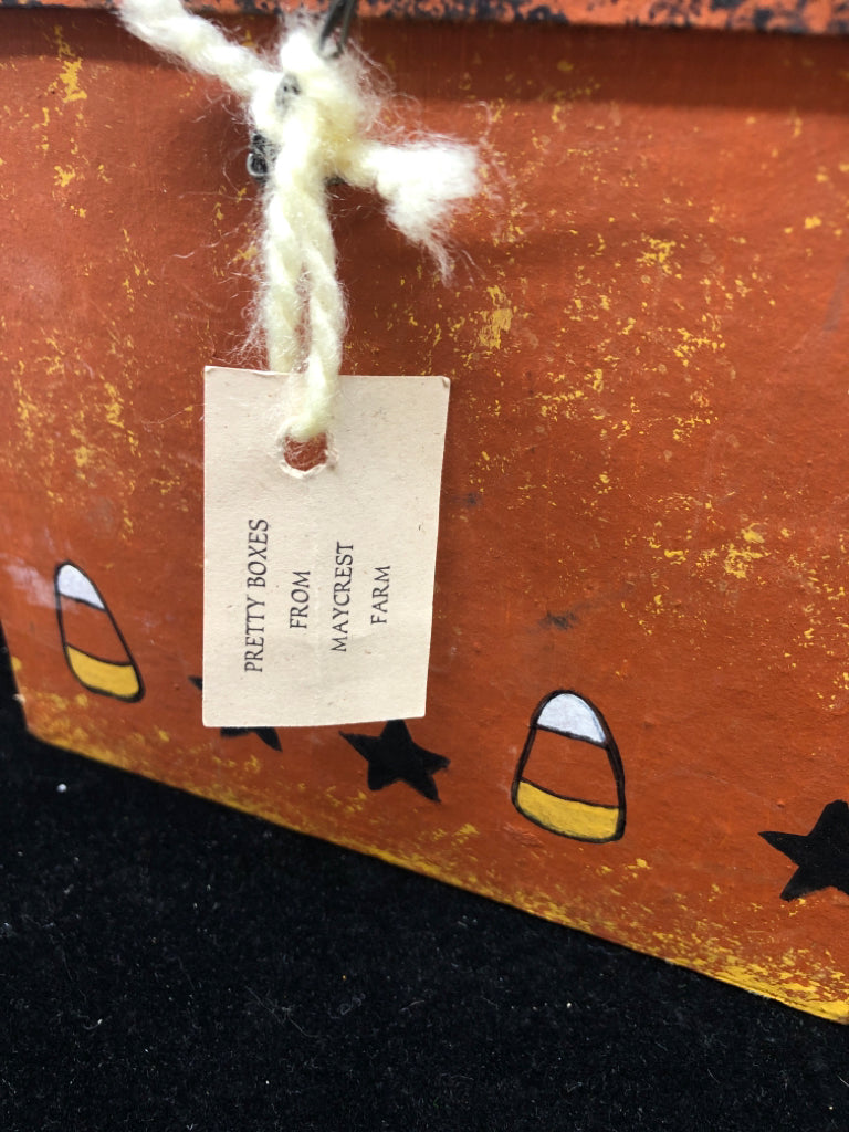 "BOO" HALLOWEEN BOX W/ LID AND WIRE HANDLE.