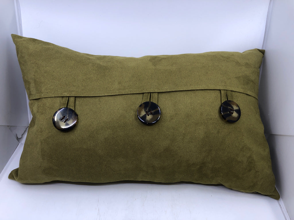 GREEN RECTANGLE ACCENT PILLOW W/ 3 BUTTONS.