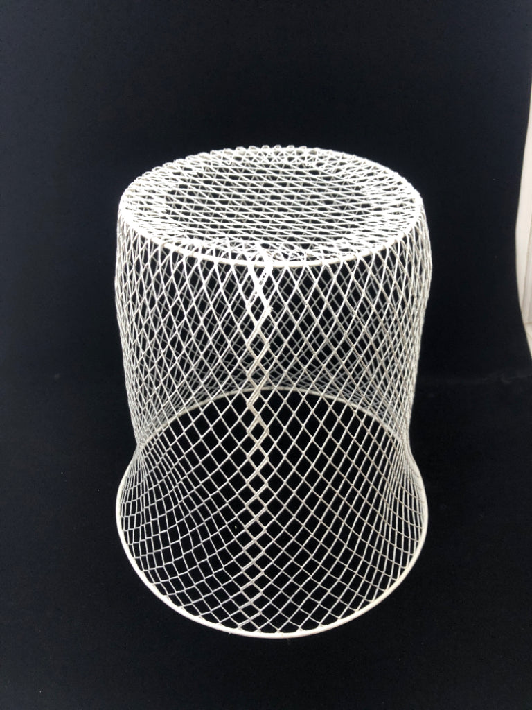 WHITE WIRE WASTEBASKET.