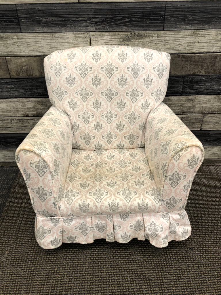 CHILDRENS ROCKING CHAIR.