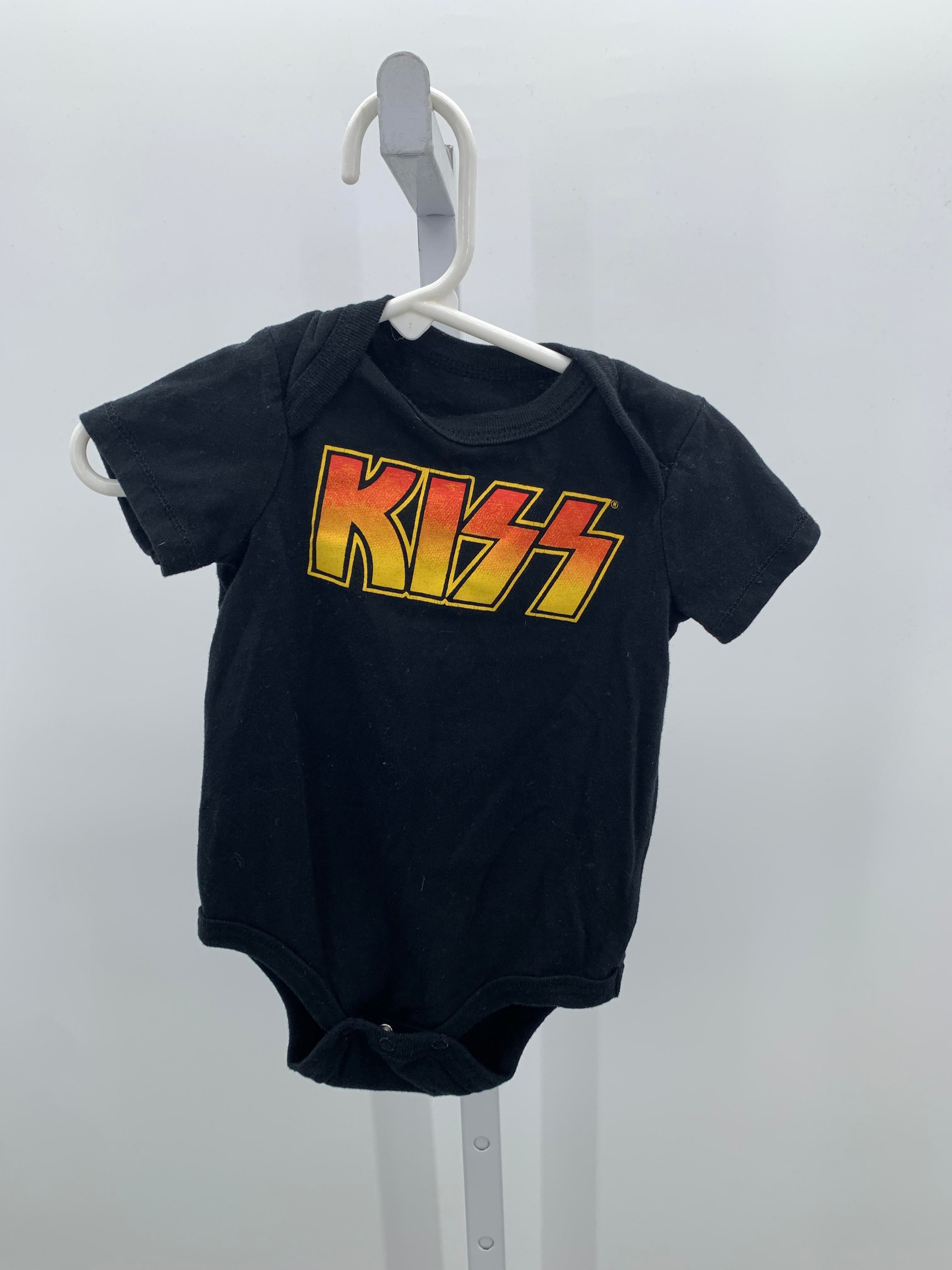 GRAPHIC TEE.