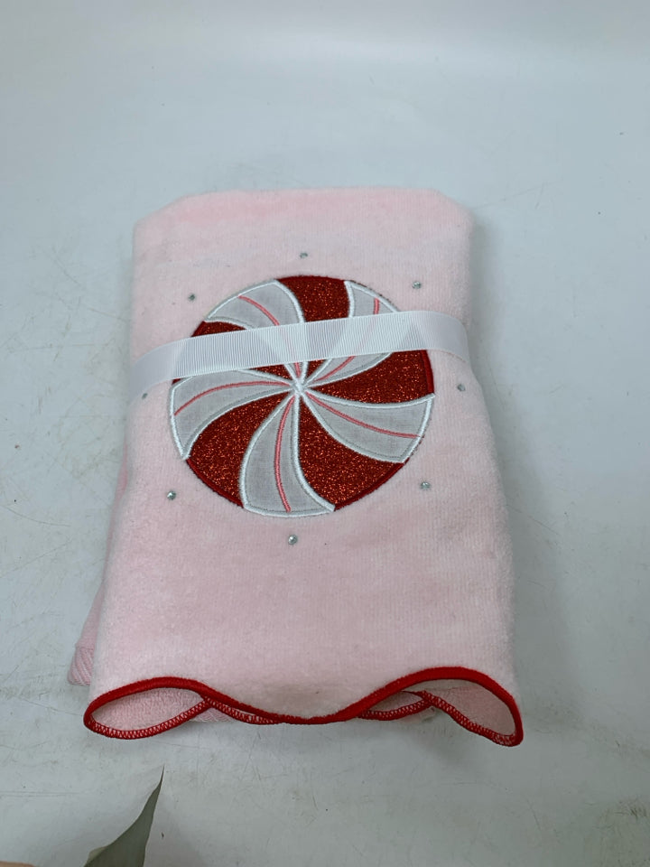NIP 2 PINK HAND TOWELS GINGERBREAD HOUSE & CANDY CUPCAKES AND CASHMERE.
