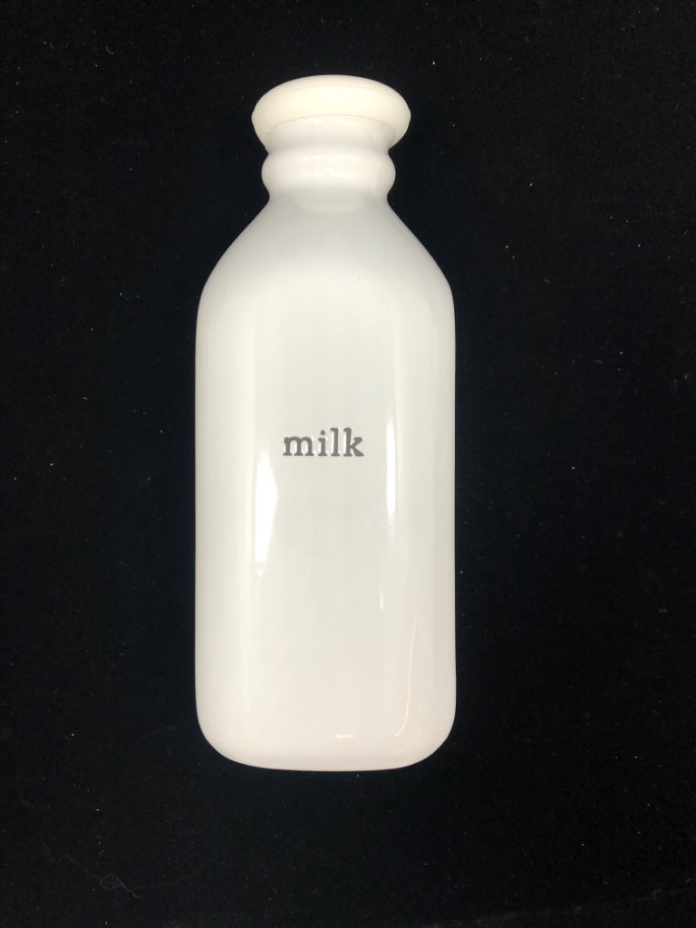 MILK JUG W/SILICONE COVER.