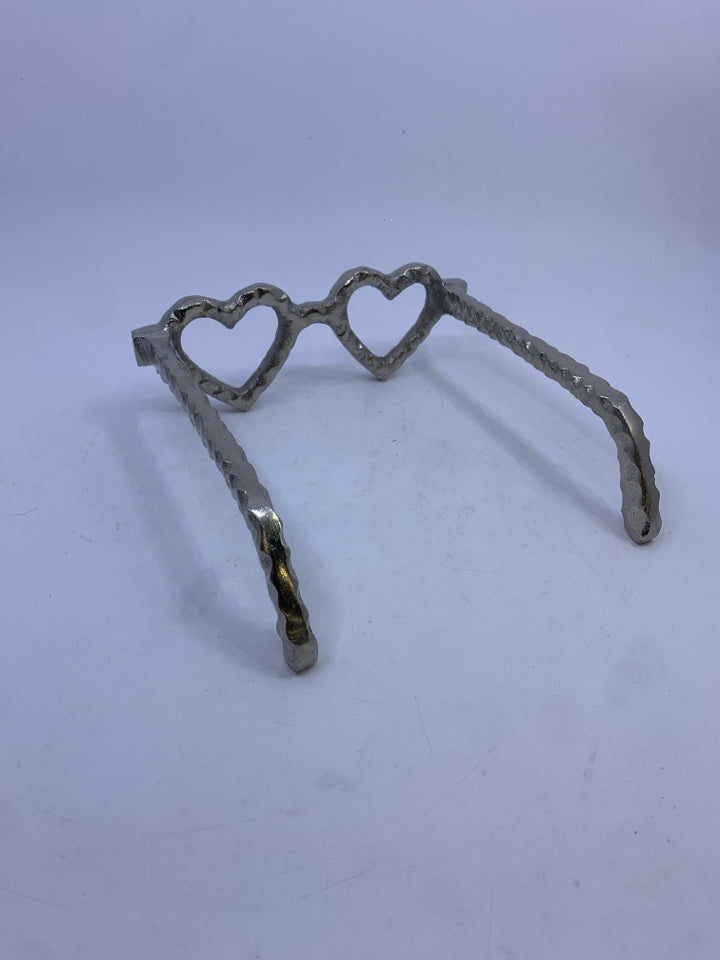 METAL HEART GLASSES DESK DECOR.