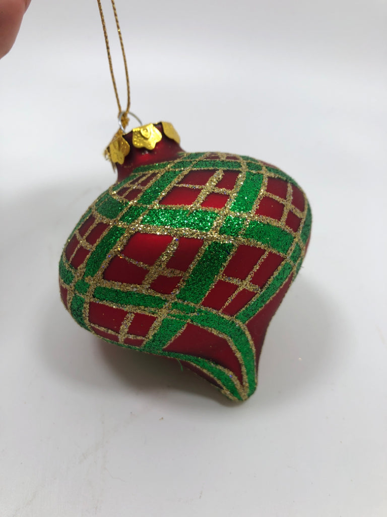 RED & GREEN PLAID GLASS TEARDROP ORNAMENT.
