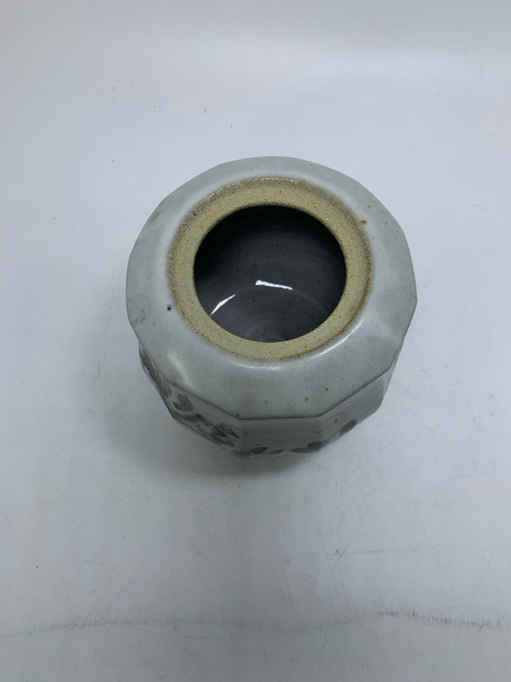 OFF WHITE W/ DARK GRAY LEAVES SHORT CANISTER.