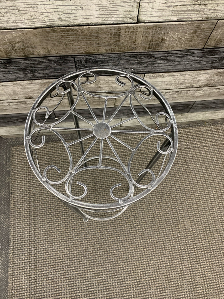 DISTRESSED METAL PLANT STAND.