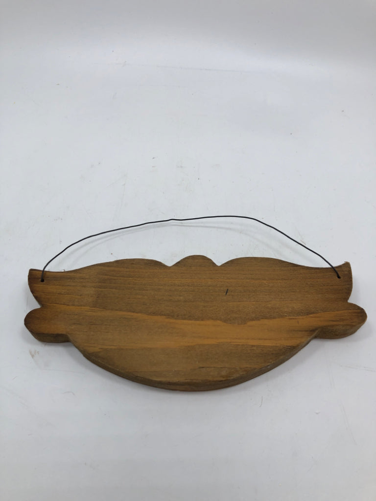 PRIMITIVE AMERICANA WOOD ANGEL HANGING.