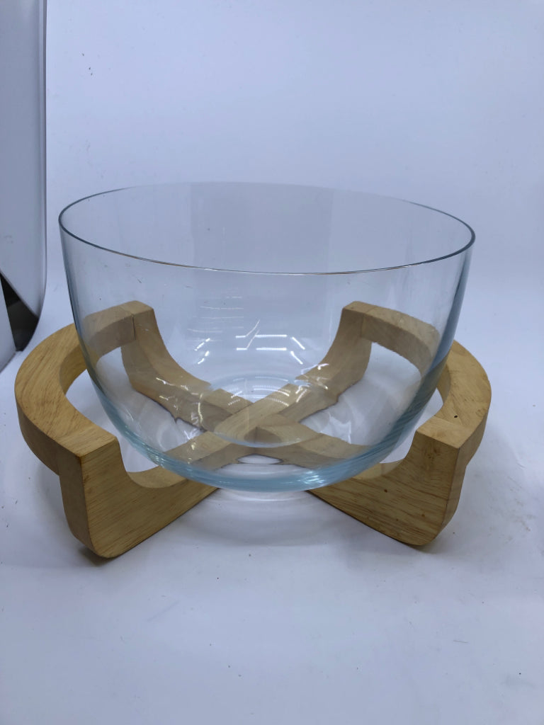 CLEAR GLASS BOWL ON WOOD STAND.