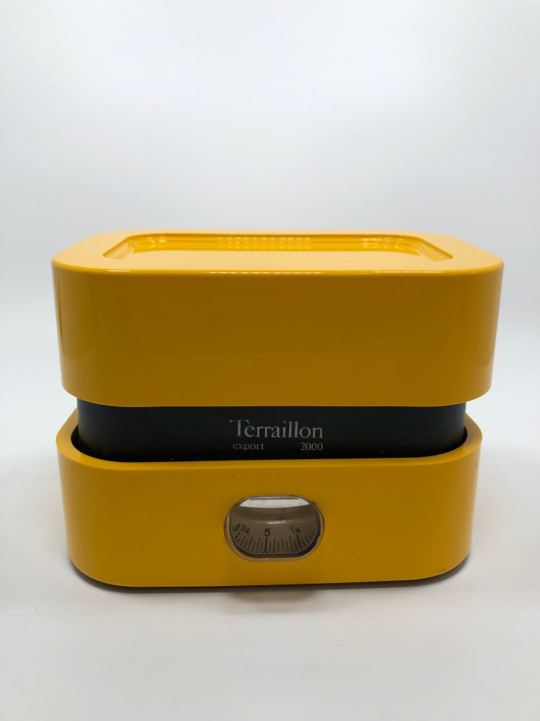 TERRAILLON YELLOW FOOD SCALE W/COVER.