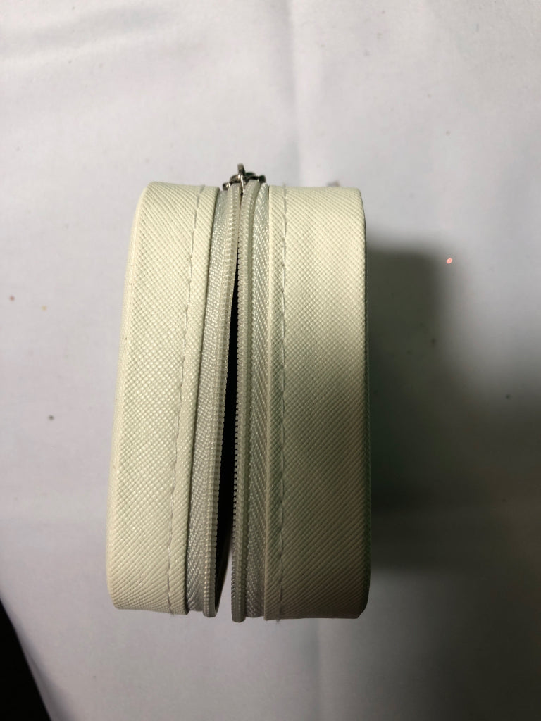 SMALL CREAM TRAVEL JEWELRY CASE.