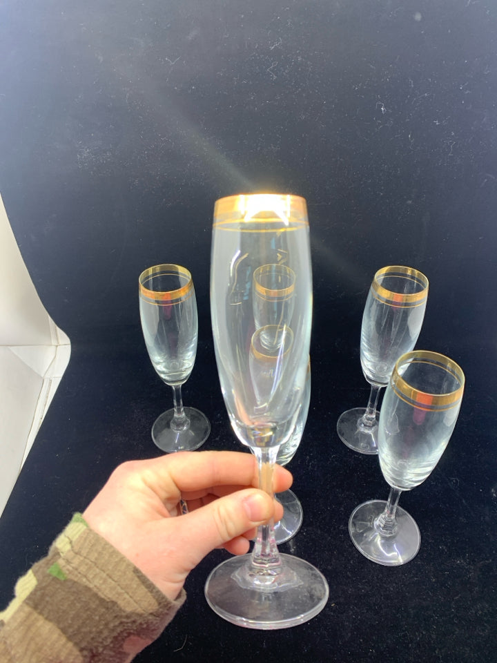 6 GOLD RIMMED CHAMPAGNE FLUTES.