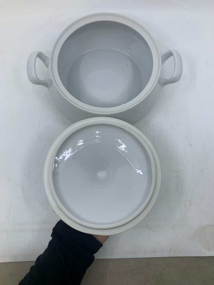 SERVING BOWL W/ HANDLES & LID.