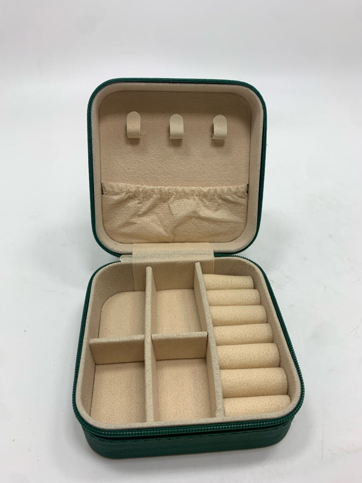 GREEN FAUX LEATHER TRAVEL JEWELRY BOX.
