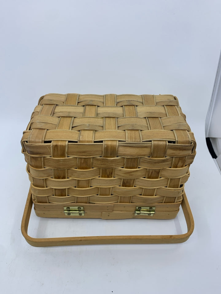 BLONDE WOVEN PICNIC BASKET W HANDLE.