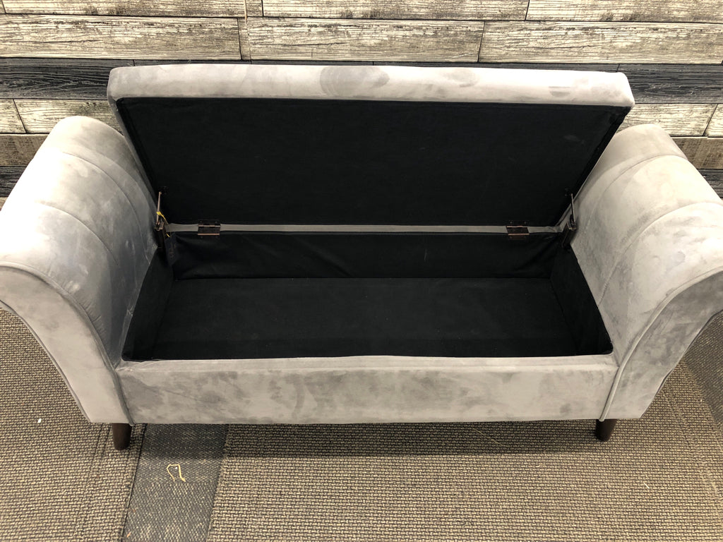 SOFT GRAY STORAGE BENCH.