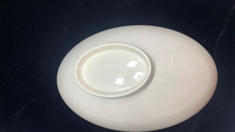 MELAMINE SERVING BOWL W/LEAF DESIGN.
