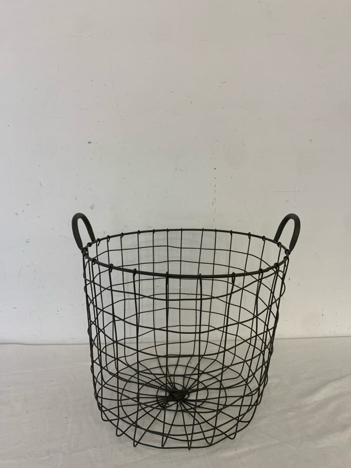 GREY METAL CIRCLE GRATE BASKET.